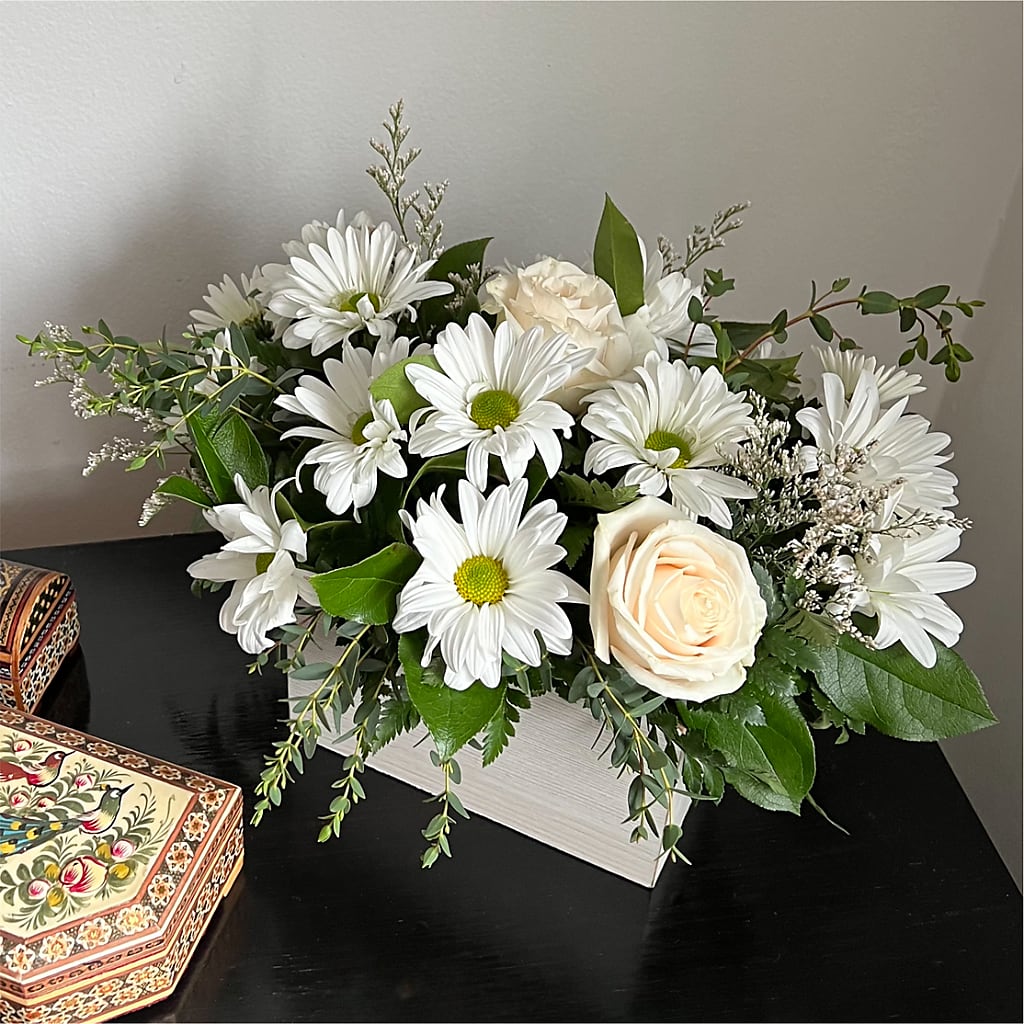 Fresh Linen Box Bouquet – Fleurs.ca, Quebec PQ